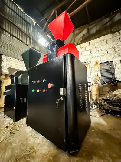 👉ዘመናዊ መኖ ማቀናበሪያ
👉ለከብቶቾሞ ሆነ ለድሮዎቾ በሚመቾ መልኩ ስክሬን እየቀያየራቹ መኖን ለማዘጋጀት የሚያስችል
👉በተጨማሪም ለአጠቃቀም እንዲመች የድህንነት መቆጣጠሪያ(Control Box)የተገጠመለት