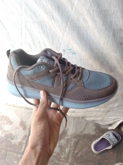 42 ቁጥር ስኬቸርስ