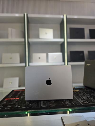 Apple mackbook m5 Chip pro