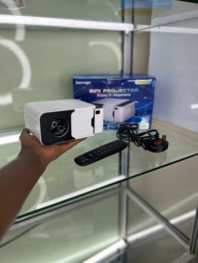 The Borrego Smart 6 mini projector